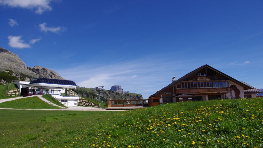 Bec de Roces Mountain Hut