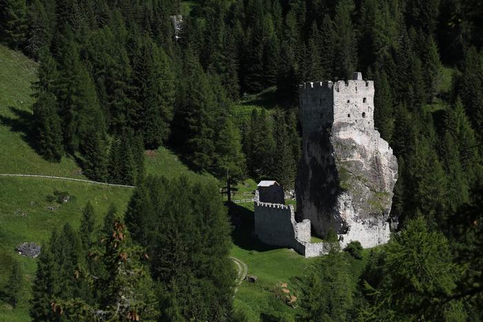 Activities for families: the animals of the Dolomites: eagles and marmots