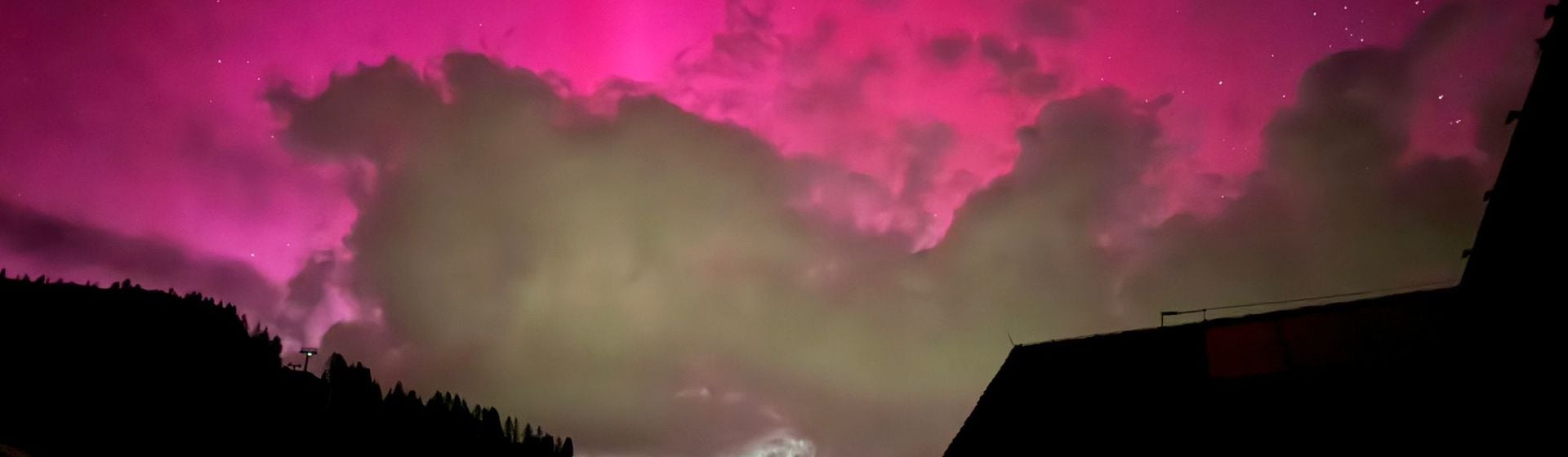 Zauber des rosa Lichts: Aurora Borealis in den Dolomiten