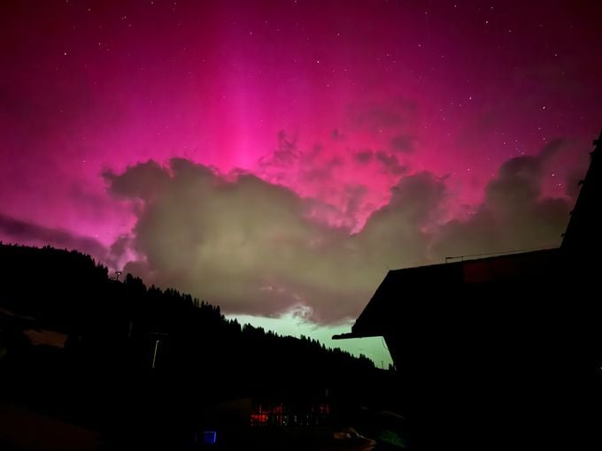 Incanto di luce rosa: Aurora boreale nella Dolomiti