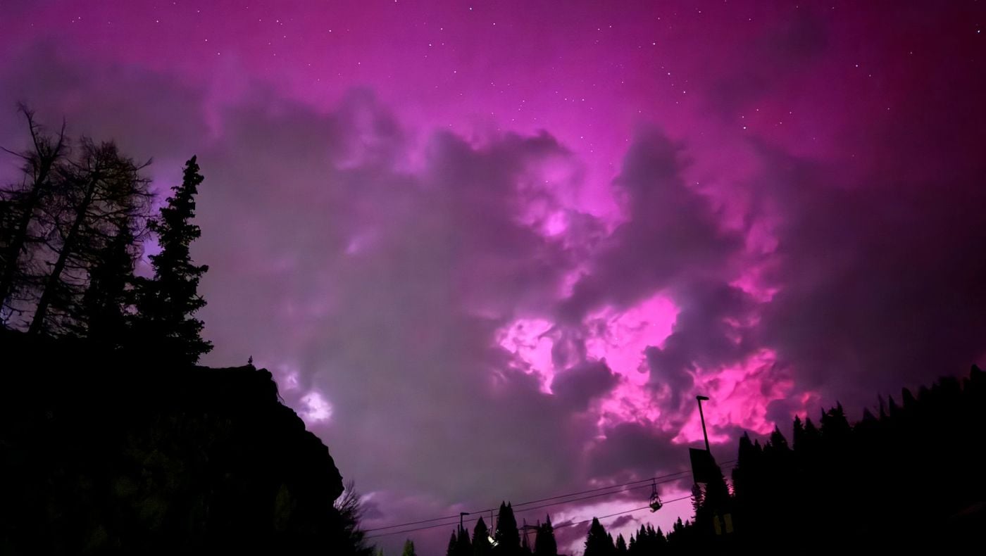 Zauber des rosa Lichts: Aurora Borealis in den Dolomiten