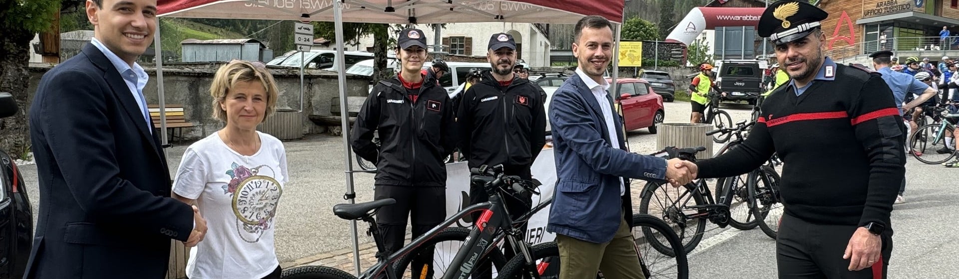 Smartway Dona Due Biciclette Elettriche ad Arabba Fodom Dolomites per un Pattugliamento Eco-Sostenibile