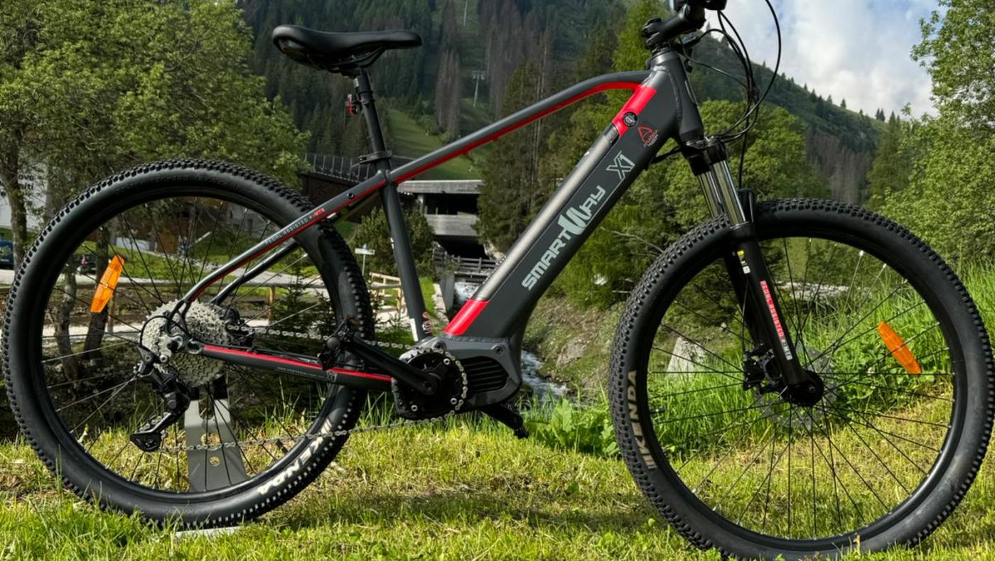 Smartway Dona Due Biciclette Elettriche ad Arabba Fodom Dolomites per un Pattugliamento Eco-Sostenibile