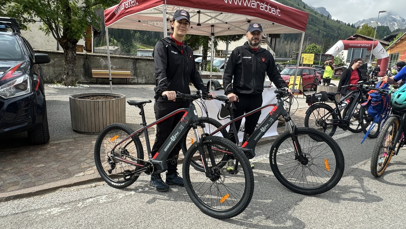 Smartway Dona Due Biciclette Elettriche ad Arabba Fodom Dolomites per un Pattugliamento Eco-Sostenibile