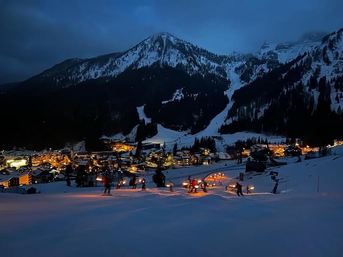 End-of-year torchlight ski parade