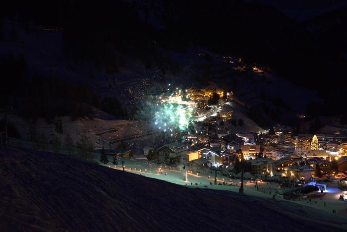 End-of-year torchlight ski parade