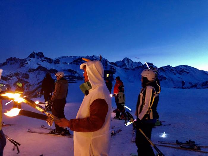 Maskierter Fackelzug mit Skilehrern