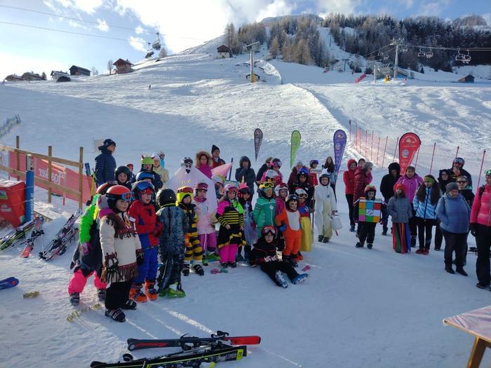 Gara di sci in maschera per bambini e adulti